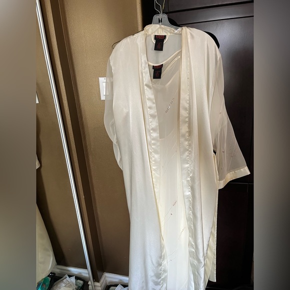 Dress - Picture 3 of 4